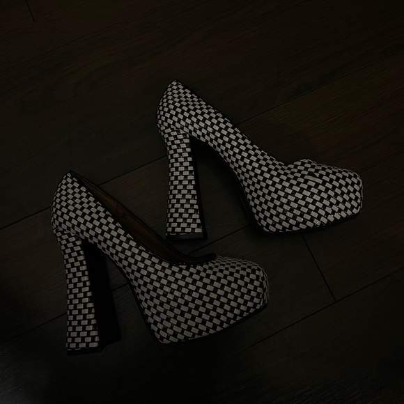 Black & white Heels - Picture 3 of 4